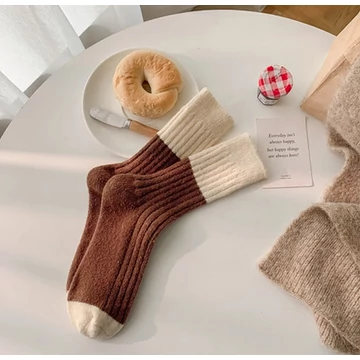  Téli két tónusú krém-barna színű női gyapjú zokni