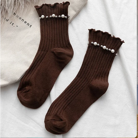 Női fodros gyöngyös díszítésű sötét barna pamut zokni